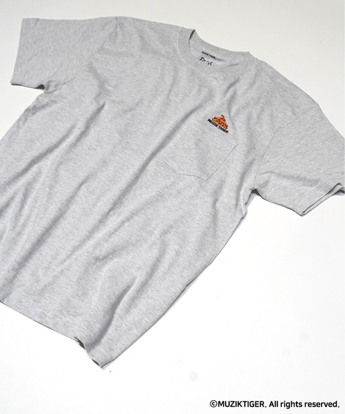 minius(ミニウス)の「【MUZIK TIGER/ムジークタイガー】 トフィー刺繍ポケットTee/韓国デザイン・半袖ポケットT-シャツ(Tシャツ/カットソー・メンズ・アッシュグレー/ブラック/ホワイト・MEDIUM/LARGE/X-LARGE)」の10枚目の写真