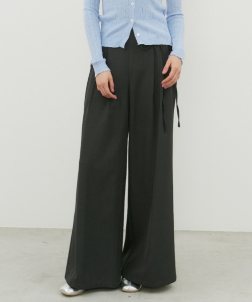 bita.（ビタ）の「サイドリボン2タックワイドパンツ（スラックス・レディース・ブラック/ベージュ/チャコールグレー・LARGE/MEDIUM）」の2枚目の写真
