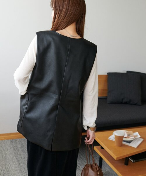DISCOAT(ディスコート)の「フェイクレザーVネックベスト(ベスト・レディース・ブラック/ブラウン・FREE)」の7枚目の写真