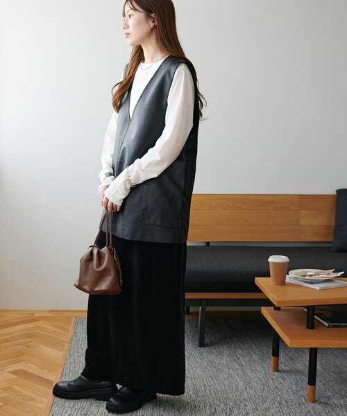 DISCOAT(ディスコート)の「フェイクレザーVネックベスト(ベスト・レディース・ブラック/ブラウン・FREE)」の11枚目の写真