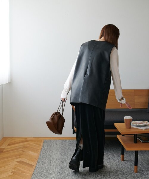 DISCOAT(ディスコート)の「フェイクレザーVネックベスト(ベスト・レディース・ブラック/ブラウン・FREE)」の13枚目の写真