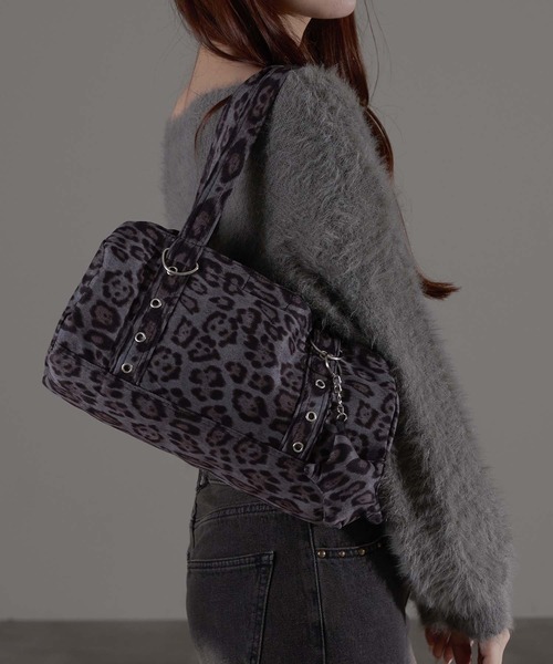 apres jour mignon（アプレジュールミニョン）の「【apresjour mignon×ARIAZ】星型チャーム付きボストンバッグ（ボストンバッグ・レディース・カーキ/グレー・ONESIZE）」の2枚目の写真