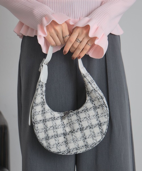 &. NOSTALGIA(アンドドットノスタルジア)の「ツイードハーフムーンバッグ(ショルダーバッグ・レディース・ブラック/ホワイト・FREE)」の1枚目の写真