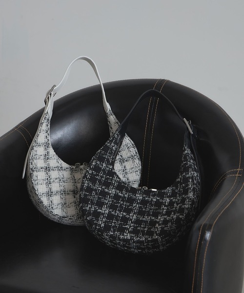 &. NOSTALGIA(アンドドットノスタルジア)の「ツイードハーフムーンバッグ(ショルダーバッグ・レディース・ブラック/ホワイト・FREE)」の2枚目の写真