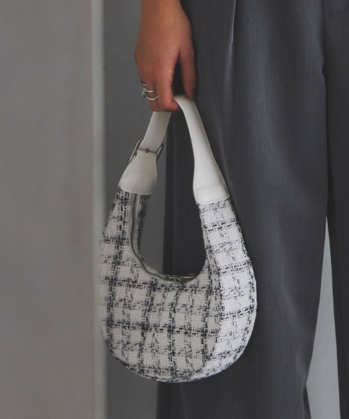 &. NOSTALGIA(アンドドットノスタルジア)の「ツイードハーフムーンバッグ(ショルダーバッグ・レディース・ブラック/ホワイト・FREE)」の6枚目の写真