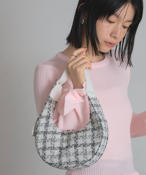 &. NOSTALGIA(アンドドットノスタルジア)の「ツイードハーフムーンバッグ(ショルダーバッグ・レディース・ブラック/ホワイト・FREE)」の7枚目の写真