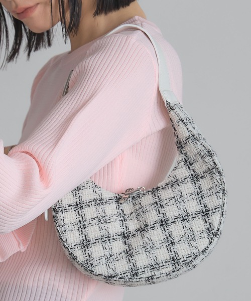 &. NOSTALGIA(アンドドットノスタルジア)の「ツイードハーフムーンバッグ(ショルダーバッグ・レディース・ブラック/ホワイト・FREE)」の8枚目の写真