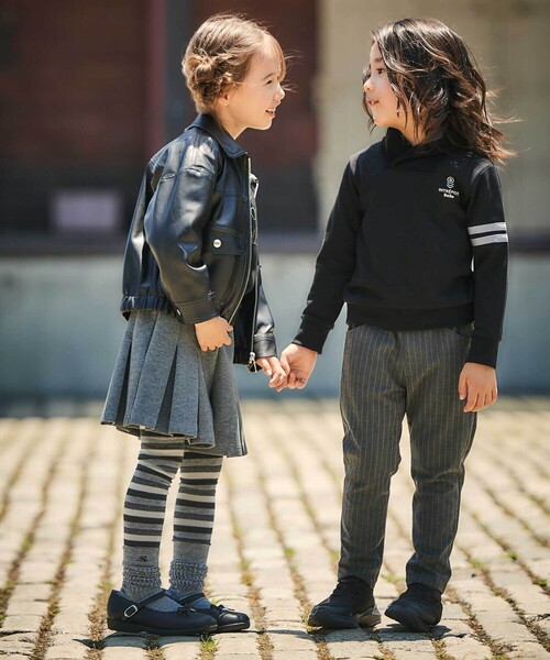 BeBe（ベベ）の「TRピンストライプテーパードロングパンツ（スラックス・キッズ・グレー系その他・130cm/120cm/100cm/140cm/110cm）」の2枚目の写真