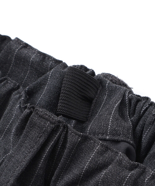 BeBe（ベベ）の「TRピンストライプテーパードロングパンツ（スラックス・キッズ・グレー系その他・130cm/120cm/100cm/140cm/110cm）」の9枚目の写真