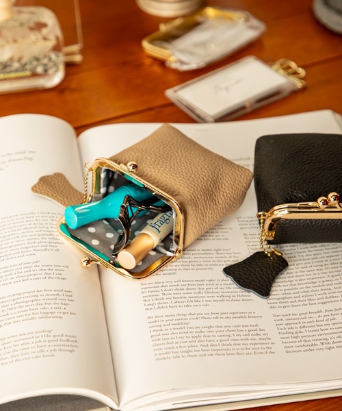 MILLION CARATS(ミリオンカラッツ)の「“レザー×コンパクト”《LibCurate》上質を日常に添える。心地よさと遊び心でバッグの中を整える、等身大の“潤う暮らし”ミニポーチ小さな毎日に品を足す、リアルに使える本革の相棒。自分らしい整理整頓で、毎日がちょっと軽やかに。(ポーチ・レディース・ベージュ/ブラック・FREE)」の2枚目の写真