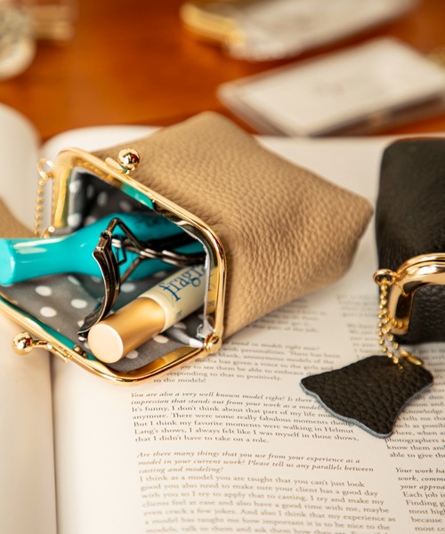 MILLION CARATS(ミリオンカラッツ)の「“レザー×コンパクト”《LibCurate》上質を日常に添える。心地よさと遊び心でバッグの中を整える、等身大の“潤う暮らし”ミニポーチ小さな毎日に品を足す、リアルに使える本革の相棒。自分らしい整理整頓で、毎日がちょっと軽やかに。(ポーチ・レディース・ベージュ/ブラック・FREE)」の9枚目の写真