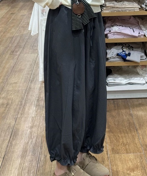 SallyLunn(サリーラン)の「裾フリルワイドパンツ(その他パンツ・レディース・ベージュ/モカ/グレー・L/M)」の2枚目の写真