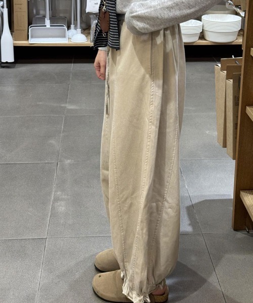 SallyLunn(サリーラン)の「裾フリルワイドパンツ(その他パンツ・レディース・ベージュ/モカ/グレー・L/M)」の4枚目の写真