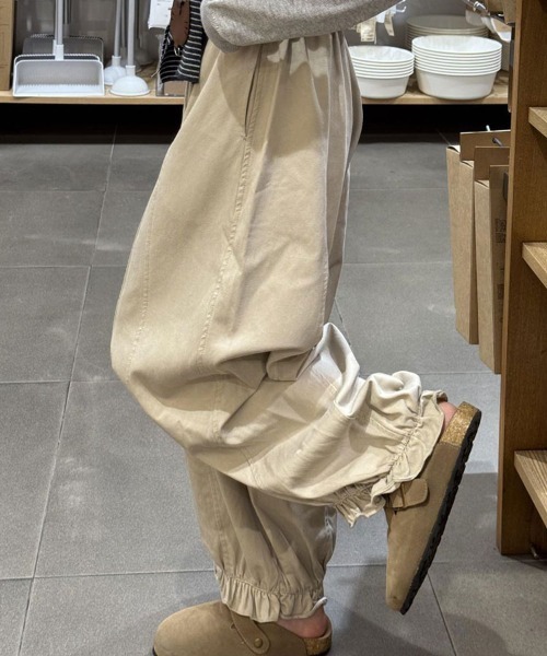 SallyLunn(サリーラン)の「裾フリルワイドパンツ(その他パンツ・レディース・ベージュ/モカ/グレー・L/M)」の5枚目の写真