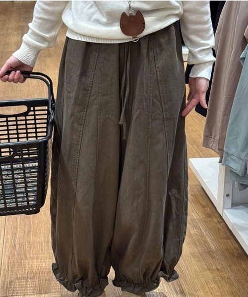 SallyLunn(サリーラン)の「裾フリルワイドパンツ(その他パンツ・レディース・ベージュ/モカ/グレー・L/M)」の6枚目の写真