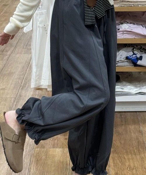 SallyLunn(サリーラン)の「裾フリルワイドパンツ(その他パンツ・レディース・ベージュ/モカ/グレー・L/M)」の10枚目の写真