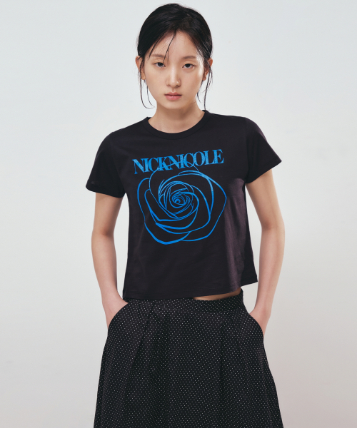 NICK&NICOLE(ニックアンドニコール)の「ROSE SIGNATURE CROP TOP_BLACK BLUE(Tシャツ/カットソー・レディース・その他・FREE)」の2枚目の写真