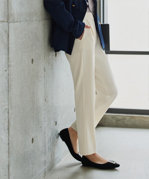 KOBE LETTUCE（コウベレタス）の「[ 撥水・防汚 ] シワになりにくいテーパードパンツ（スラックス・レディース・アイボリー/ブラック・M/S/PM/PS）」の5枚目の写真