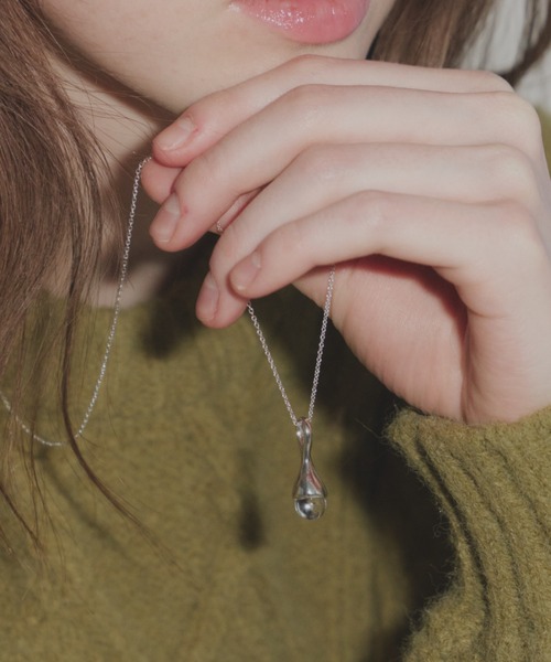 GIUNON（ジウノン）の「crystal drop long necklace / クリスタルドロップネックレス（ネックレス・レディース・シルバー・FREE）」の2枚目の写真