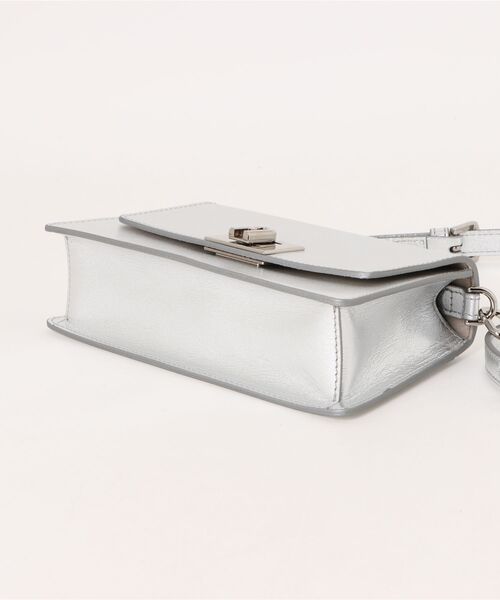 FURLA(フルラ)の「フルラ ゾエ ミニショルダーバッグ(クラッチバッグ・レディース・シルバー・ONE SIZE)」の7枚目の写真