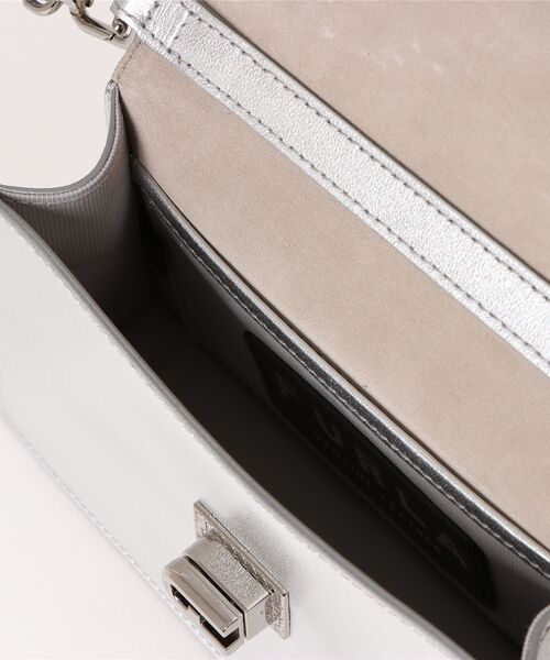 FURLA(フルラ)の「フルラ ゾエ ミニショルダーバッグ(クラッチバッグ・レディース・シルバー・ONE SIZE)」の8枚目の写真