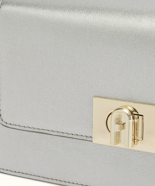 FURLA(フルラ)の「フルラ ゾエ ミニショルダーバッグ(クラッチバッグ・レディース・シルバー・ONE SIZE)」の4枚目の写真