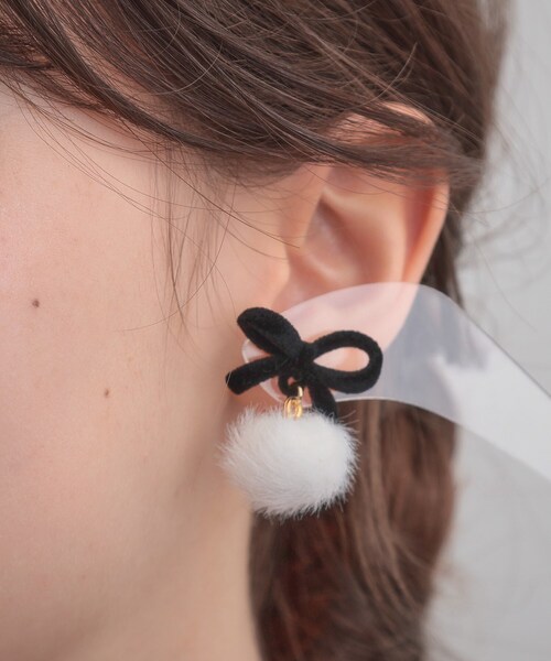 couture brooch（クチュールブローチ）の「ベロアリボンフェイクファーピアス（ピアス（両耳用）・レディース・ブラック・00）」の5枚目の写真
