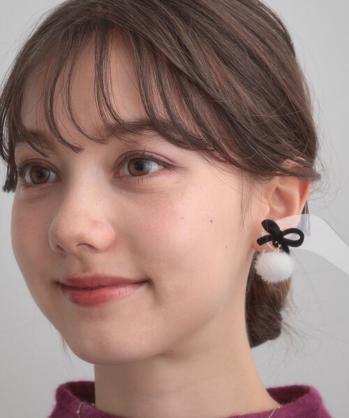 couture brooch（クチュールブローチ）の「ベロアリボンフェイクファーピアス（ピアス（両耳用）・レディース・ブラック・00）」の6枚目の写真