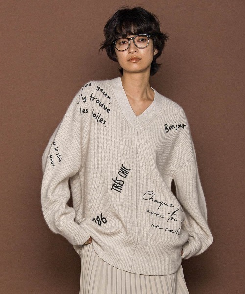 メッセージ刺繍Vネックニットプルオーバー≪手洗い可能≫（ニット