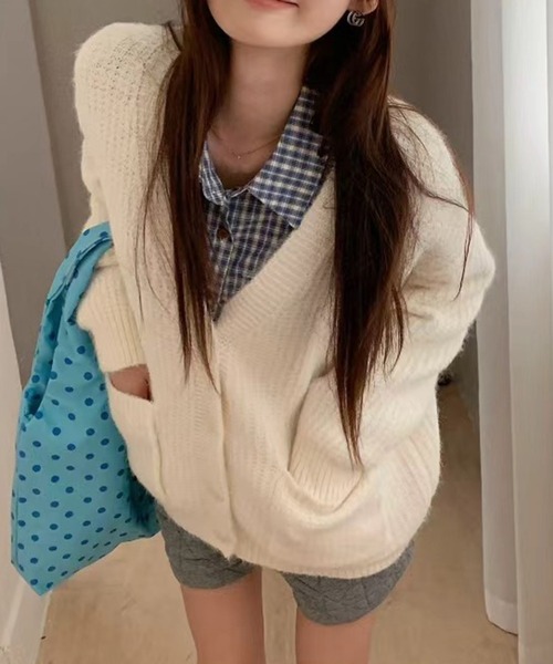 DAY CLOSET（デイ クローゼット）の「【ロング丈/もっちもちの肌さわり】長袖煌めくパール風ボタンのリブニットカーディガン/冷房対策（カーディガン/ボレロ・レディース・アイボリー/グレー・FREE）」の3枚目の写真