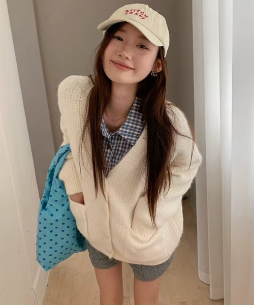DAY CLOSET（デイ クローゼット）の「【ロング丈/もっちもちの肌さわり】長袖煌めくパール風ボタンのリブニットカーディガン/冷房対策（カーディガン/ボレロ・レディース・アイボリー/グレー・FREE）」の4枚目の写真