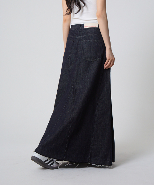 UNKNOWN PLANET(アンノウンプラネット)の「フロントスリットデニムロングスカートインディゴ(スカート・レディース・その他・SMALL/MEDIUM/LARGE)」の5枚目の写真