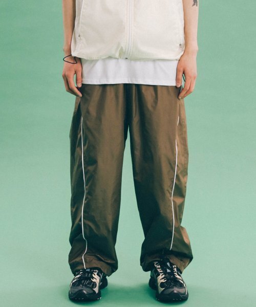 PHYSICAL DEPARTMENT（フィジカル デパートメント）の「LINE PIPING TRACK PANTS KHAKI BEIGE（スウェットパンツ・レディース・その他・SMALL/MEDIUM/LARGE/X-LARGE）」の6枚目の写真