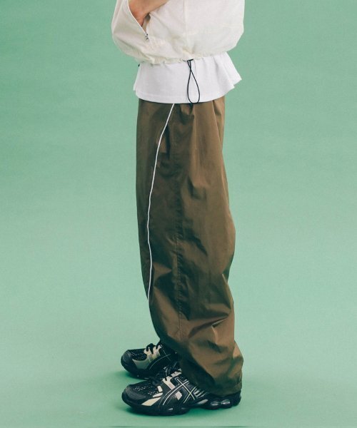 PHYSICAL DEPARTMENT（フィジカル デパートメント）の「LINE PIPING TRACK PANTS KHAKI BEIGE（スウェットパンツ・レディース・その他・SMALL/MEDIUM/LARGE/X-LARGE）」の7枚目の写真