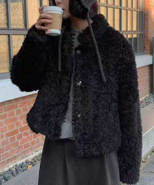 LAFFMO（ラフモ）の「襟付きフェイクファーショートコート（その他アウター・レディース・アイボリー/ライトグレー/ブラック/ブラウン・F）」の2枚目の写真