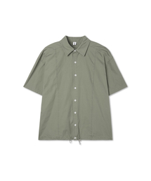 APOSTROPHE COMMA（アポストロフィコンマ）の「カーブラインウォッシング半袖シャツ_カーキ（シャツ/ブラウス）」