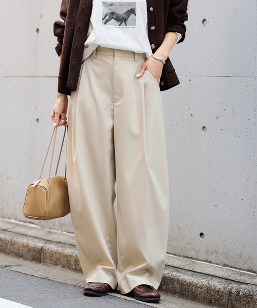 FRAMeWORK(フレームワーク)の「タックカーブバックゴムパンツ(スラックス・レディース・アイボリー・36/38)」の1枚目の写真