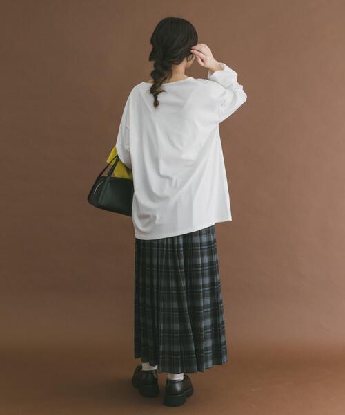 ITEMS URBANRESEARCH(アイテムズ アーバンリサーチ)の「シルケットボートネックロンTシャツ(Tシャツ/カットソー・レディース・アイボリー/ブラック/チャコールグレー・FREE)」の7枚目の写真