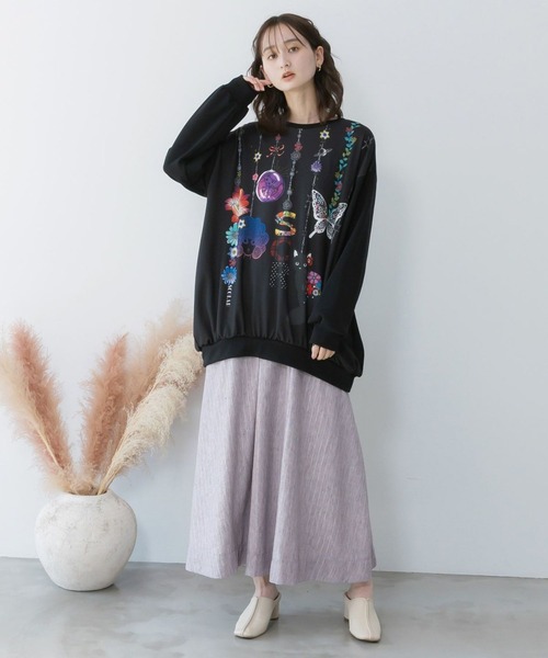 ScoLar（スカラー）の「ScoLar(スカラー) スカラーガーランド柄裏毛チュニック（チュニック・レディース・アイボリー/ブラック・MEDIUM）」の3枚目の写真