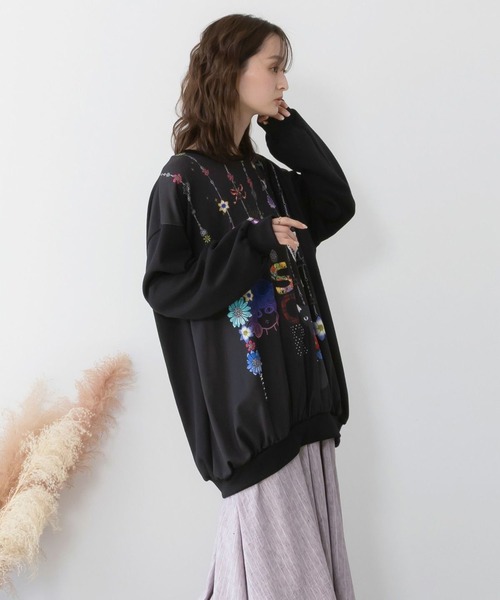 ScoLar（スカラー）の「ScoLar(スカラー) スカラーガーランド柄裏毛チュニック（チュニック・レディース・アイボリー/ブラック・MEDIUM）」の5枚目の写真