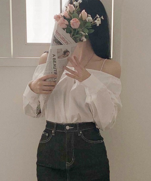 ONEP STAR(ワンピスター)の「肩紐付きオフショルダーブラウス(シャツ/ブラウス・レディース・ブラック/ホワイト・FREE)」の4枚目の写真