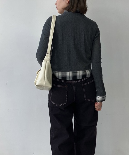AS KNOW AS plus（アズノゥアズプラス）の「○レイヤード風 シャツドッキング Vネックカーディガン（カーディガン/ボレロ・レディース・チャコールグレー×ブラック/ネイビー系/グレー×サックスブルー・FREE）」の14枚目の写真
