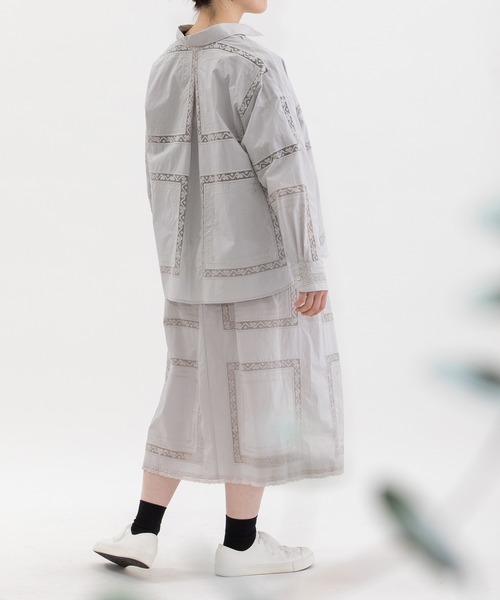 nop de nod(ノップドゥノッド)の「ハンカチ風刺繍レースシャツ(シャツ/ブラウス・レディース・オフホワイト/ネイビー/ライトグレー・3)」の15枚目の写真