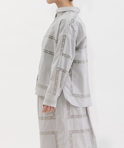 nop de nod(ノップドゥノッド)の「ハンカチ風刺繍レースシャツ(シャツ/ブラウス・レディース・オフホワイト/ネイビー/ライトグレー・3)」の17枚目の写真