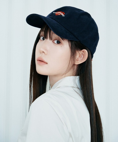 COVERNAT（カバーナット）の「WOMEN CLOVER HEART HEART COOPER LOGO BASIC STANDARD FIT BALL CAP（キャップ・レディース・ネイビー/ピンク/ホワイト/ブラック・FREE）」の2枚目の写真