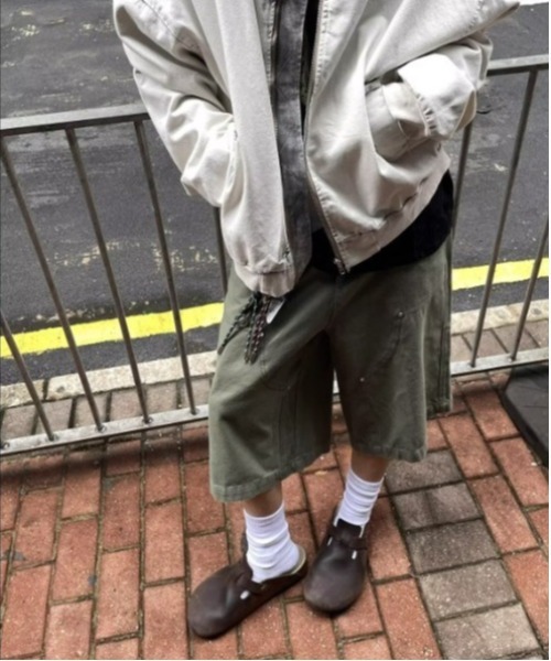 Vini（ヴィニ）の「コットンキャンバス ギミックワイドハーフパンツ（デニムパンツ・レディース・ベージュ/カーキ・MEDIUM）」の7枚目の写真