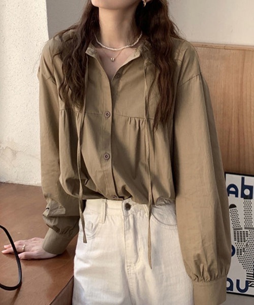 SallyLunn(サリーラン)の「フリルネックギャザーデザインブラウス(シャツ/ブラウス・レディース・ベージュ/ホワイト・LARGE/MEDIUM)」の6枚目の写真