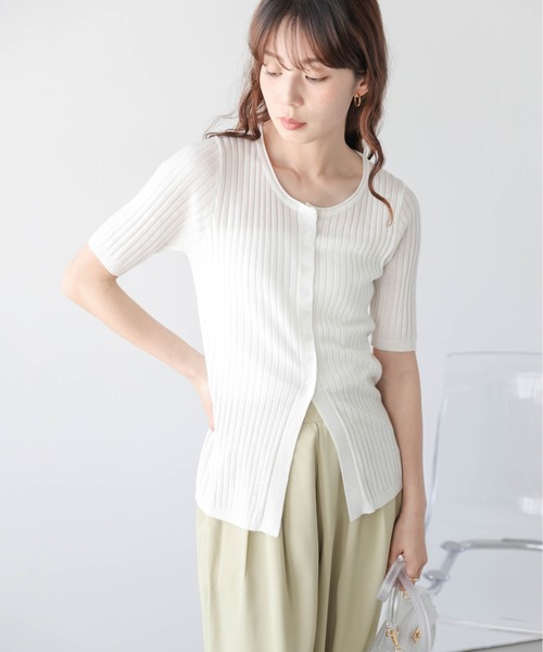 AMELY（エミリー）の「スリットリブニットカーディガン/冷房対策/UV対策（カーディガン/ボレロ・レディース・ブラック/グレー/レッド/ライトグレー/ピンク/ホワイト/モカ/イエロー/ブラック系その他/ホワイト系その他/ライトグレー系/レッド系その他/グレー系その他/ブラウン系その他/イエロー系その他/ピンク系その他・フリー）」の2枚目の写真