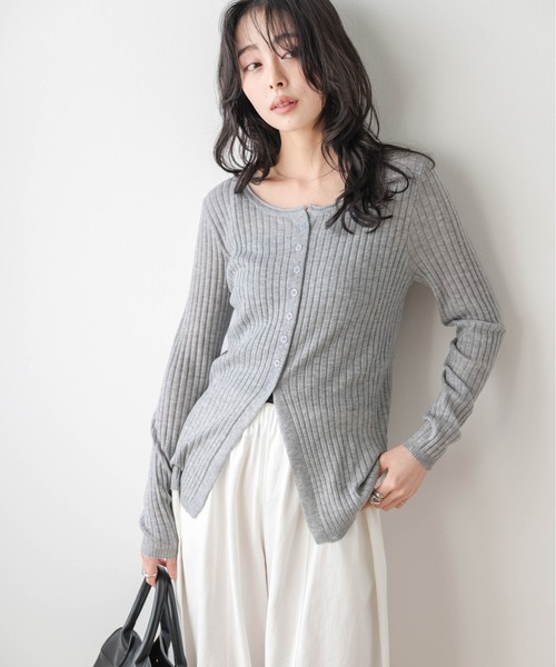 AMELY（エミリー）の「スリットリブニットカーディガン/冷房対策/UV対策（カーディガン/ボレロ・レディース・ブラック/グレー/レッド/ライトグレー/ピンク/ホワイト/モカ/イエロー/ブラック系その他/ホワイト系その他/ライトグレー系/レッド系その他/グレー系その他/ブラウン系その他/イエロー系その他/ピンク系その他・フリー）」の5枚目の写真
