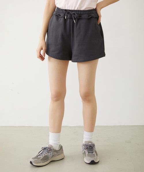 MILKFED.（ミルクフェド）の「RAW EDGE WAIST SWEAT SHORTS（スウェットパンツ・レディース・チャコール/アッシュ/ライトブルー・ONE SIZE）」の2枚目の写真